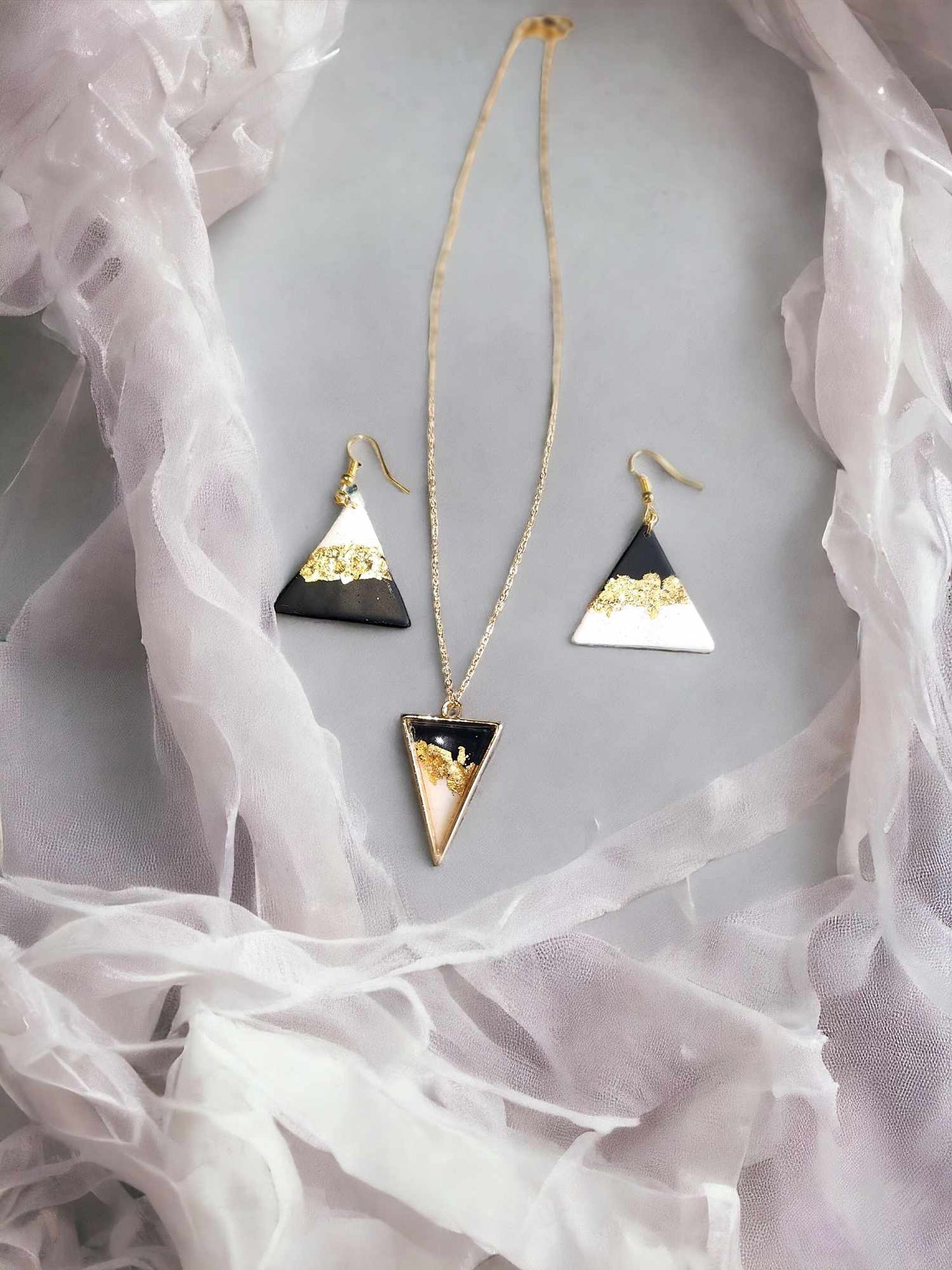 Necklace and earring white and black with gold leaf
