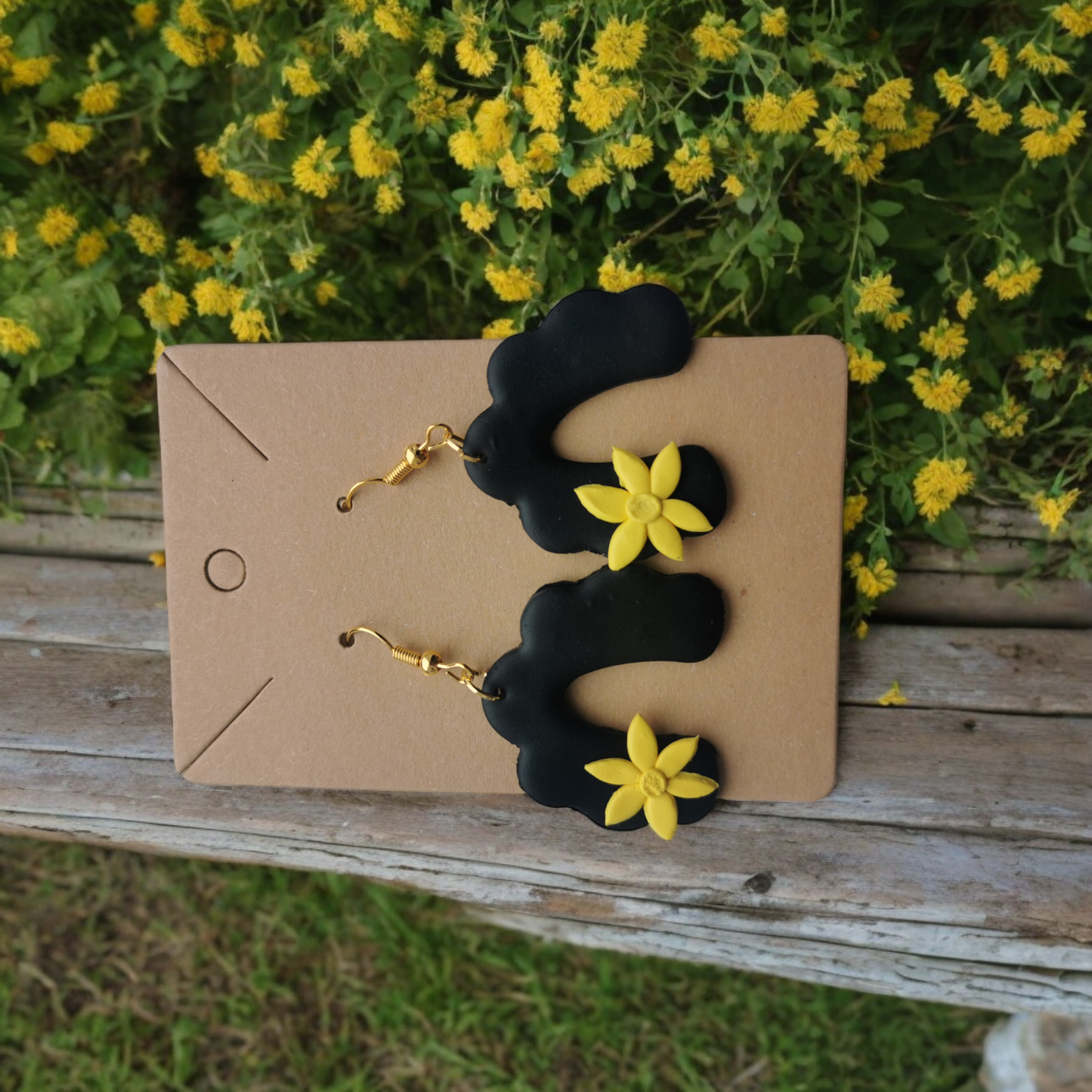 Black arc with 3D yellow flower