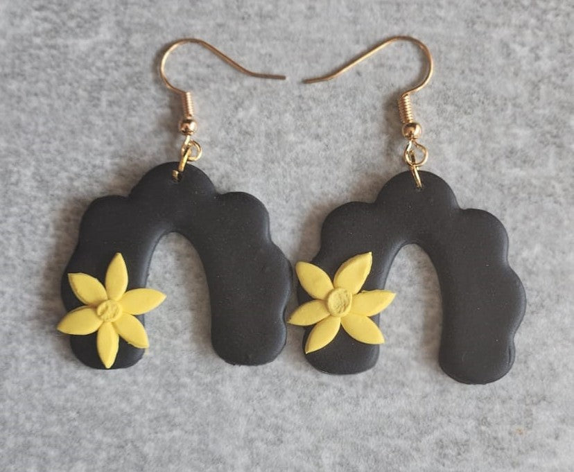Black arc with 3D yellow flower