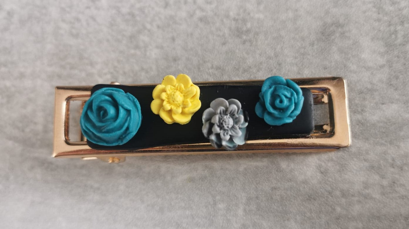 hairclip with four roses
